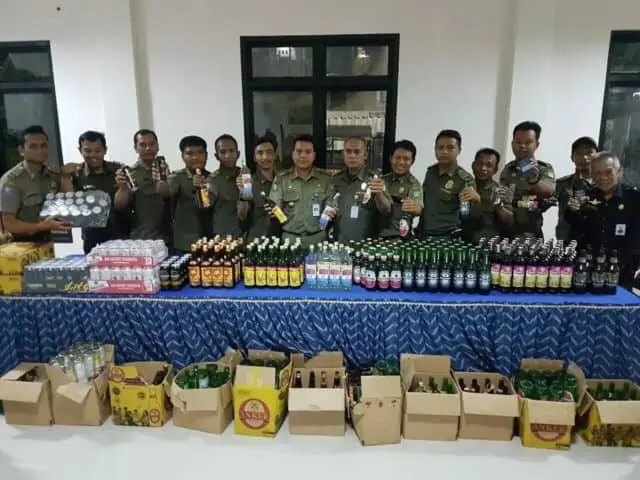 Ribuan Miras Berbagai Jenis Diamankan Trantib Kecamatan Karang Tengah Ribuan Miras Berbagai Jenis Diamankan Trantib Kecamatan Karang Tengah