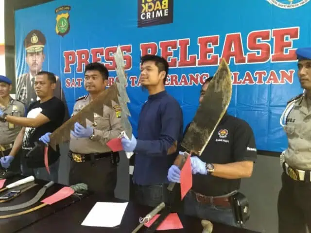 ABG Ciputat Tawuran dengan Senjata Tajam Dibekuk Polisi Kota Tangerang Selatan ABG Ciputat Tawuran dengan Senjata Tajam Dibekuk Polisi Kota Tangerang Selatan
