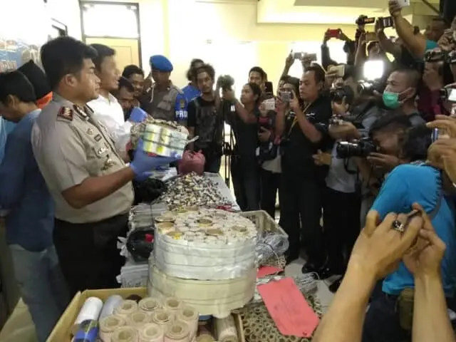 Polres Tangerang Selatan Amankan Petasan dan Bahan Peledak Potasium Polres Tangerang Selatan Amankan Petasan dan Bahan Peledak Potasium