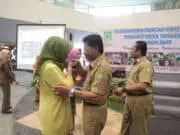 Hari Ibu, Wali Kota Tangerang dan Sachrudin Kompak Beri Bunga ke Istri Hari Ibu, Wali Kota Tangerang dan Sachrudin Kompak Beri Bunga ke Istri