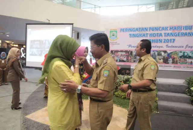Hari Ibu, Wali Kota Tangerang dan Sachrudin Kompak Beri Bunga ke Istri Hari Ibu, Wali Kota Tangerang dan Sachrudin Kompak Beri Bunga ke Istri