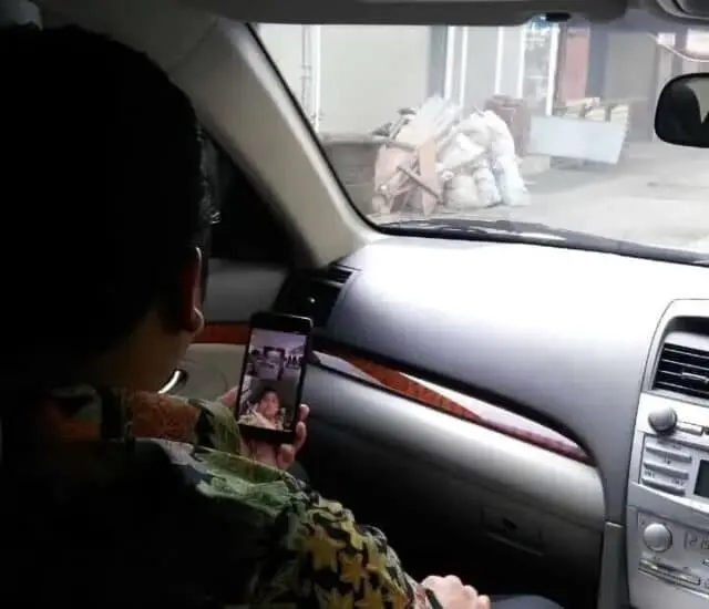 Di dalam Mobil, Wali Kota Tangerang Pimpin Briefing Pagi dengan Skype Di dalam Mobil, Wali Kota Tangerang Pimpin Briefing Pagi dengan Skype