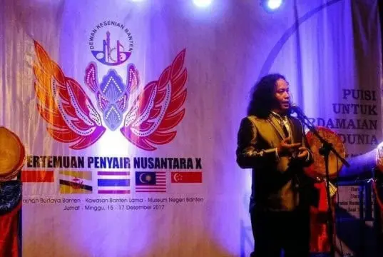 Pertemuan Penyair Nusantara X, Gol A Gong: “Saya Acungkan Jempol untuk Kerja Keras Chavchay Syaifullah” Pertemuan Penyair Nusantara X, Gol A Gong: “Saya Acungkan Jempol untuk Kerja Keras Chavchay Syaifullah”