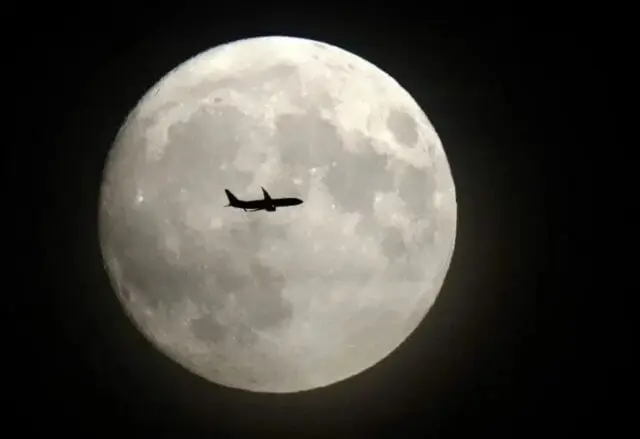 Fenomena Supermoon Berdampak pada Aktivitas Penerbangan Fenomena Supermoon Berdampak pada Aktivitas Penerbangan
