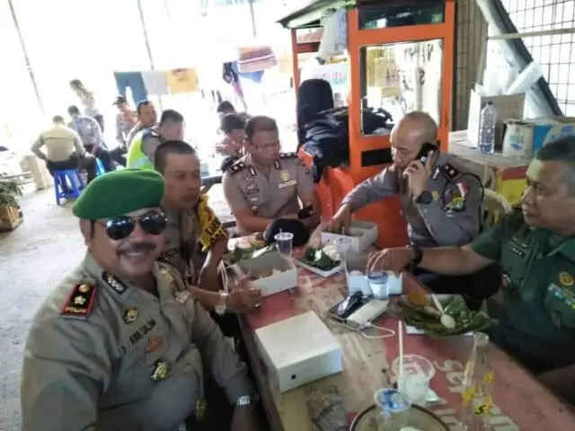 KeKapolsek Karawaci dan Danramil 01/Tangerang Suguhkan Simbol Keakraban antara Polisi dan TNI KeKapolsek Karawaci dan Danramil 01/Tangerang Suguhkan Simbol Keakraban antara Polisi dan TNI