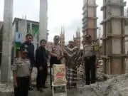 Jalankan Program Kapolres, Kapolsek Batuceper Berikan Bantuan Puluhan Sak Semen ke Mushalla Al Huda Jalankan Program Kapolres, Kapolsek Batuceper Berikan Bantuan Puluhan Sak Semen ke Mushalla Al Huda