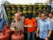 Polisi Gerebek Gudang Gas Oplosan di Kota Tangerang Polisi Gerebek Gudang Gas Oplosan di Kota Tangerang