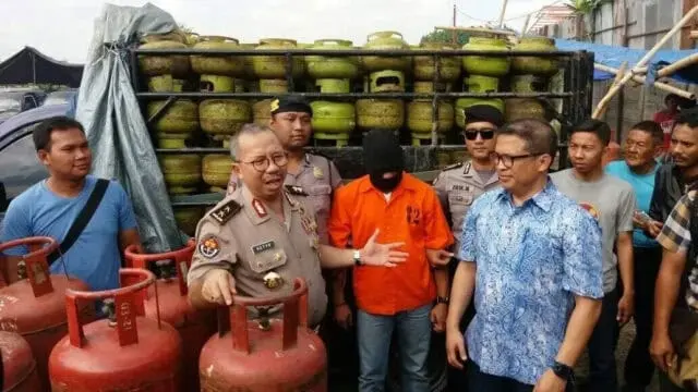 Polisi Gerebek Gudang Gas Oplosan di Kota Tangerang Polisi Gerebek Gudang Gas Oplosan di Kota Tangerang