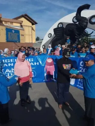 Sampah Berserakan Usai Pesta Tahun Baru, Jemaat Ahmadiyah Gelar Aksi Clean The City di Taman Gajah