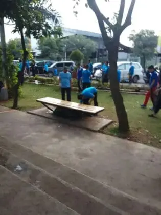Sampah Berserakan Usai Pesta Tahun Baru, Jemaat Ahmadiyah Gelar Aksi Clean The City di Taman Gajah
