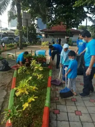 Sampah Berserakan Usai Pesta Tahun Baru, Jemaat Ahmadiyah Gelar Aksi Clean The City di Taman Gajah