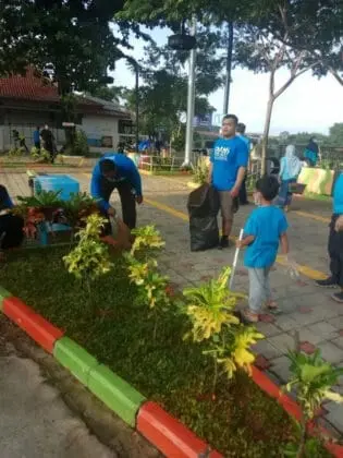 Sampah Berserakan Usai Pesta Tahun Baru, Jemaat Ahmadiyah Gelar Aksi Clean The City di Taman Gajah