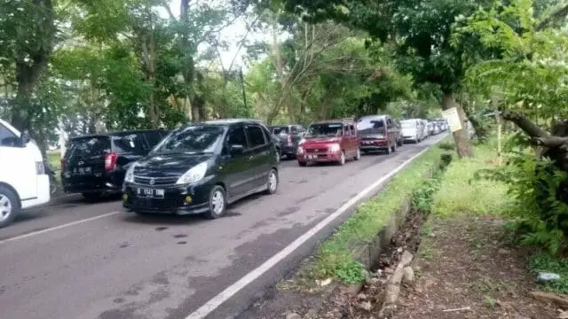 Libur Tahun Baru, Kemacetan Terjadi di Sepanjang Pantai Anyer Libur Tahun Baru, Kemacetan Terjadi di Sepanjang Pantai Anyer