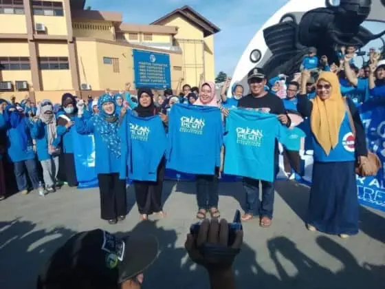 Sampah Berserakan Usai Pesta Tahun Baru, Jemaat Ahmadiyah Gelar Aksi Clean The City di Taman Gajah