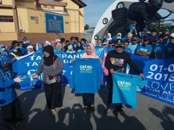 Sampah Berserakan Usai Pesta Tahun Baru, Jemaat Ahmadiyah Gelar Aksi Clean The City di Taman Gajah