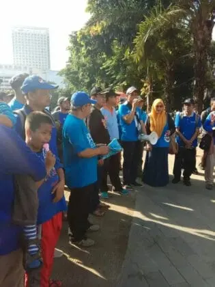 Sampah Berserakan Usai Pesta Tahun Baru, Jemaat Ahmadiyah Gelar Aksi Clean The City di Taman Gajah