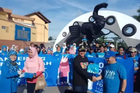 Sampah Berserakan Usai Pesta Tahun Baru, Jemaat Ahmadiyah Gelar Aksi Clean The City di Taman Gajah Sampah Berserakan Usai Pesta Tahun Baru, Jemaat Ahmadiyah Gelar Aksi Clean The City di Taman Gajah