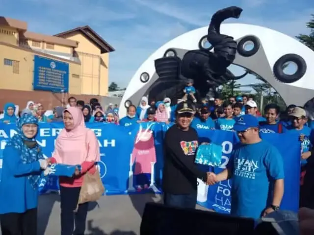 Sampah Berserakan Usai Pesta Tahun Baru, Jemaat Ahmadiyah Gelar Aksi Clean The City di Taman Gajah Sampah Berserakan Usai Pesta Tahun Baru, Jemaat Ahmadiyah Gelar Aksi Clean The City di Taman Gajah