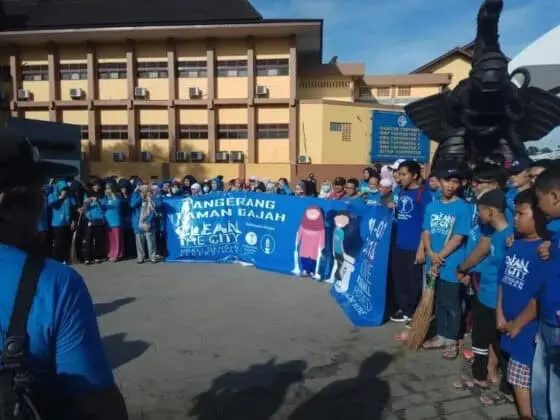 Sampah Berserakan Usai Pesta Tahun Baru, Jemaat Ahmadiyah Gelar Aksi Clean The City di Taman Gajah