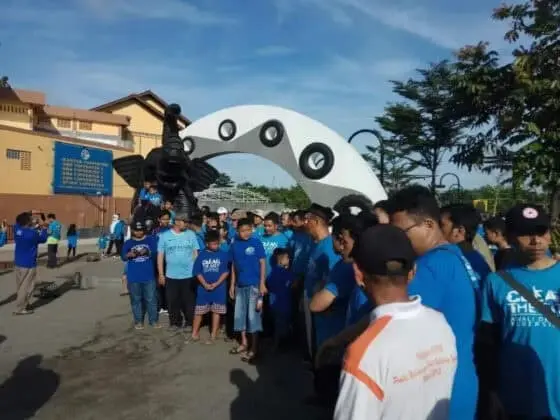 Sampah Berserakan Usai Pesta Tahun Baru, Jemaat Ahmadiyah Gelar Aksi Clean The City di Taman Gajah