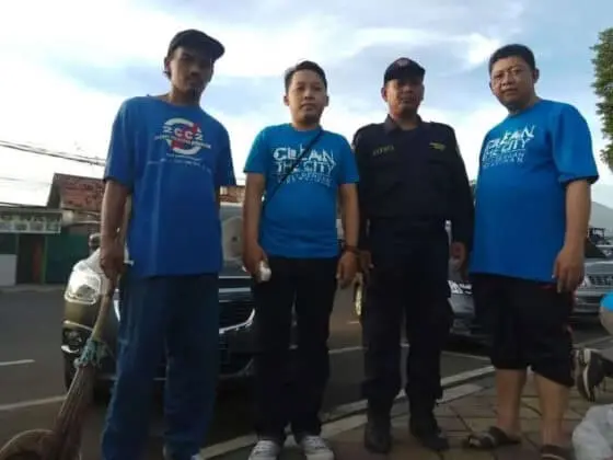 Sampah Berserakan Usai Pesta Tahun Baru, Jemaat Ahmadiyah Gelar Aksi Clean The City di Taman Gajah