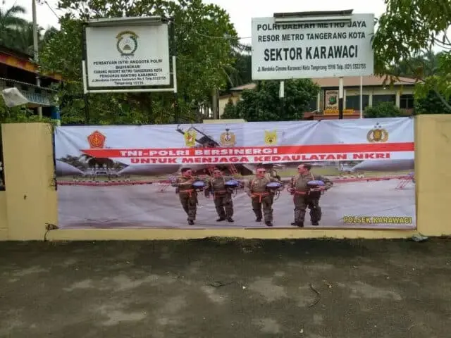 Spanduk TNI/Polri Bertebaran di Polsek Karawaci Spanduk TNI/Polri Bertebaran di Polsek Karawaci