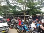Warga Komplek Bumi Indah Pasar Kemis Mengeluh Kontes Burung Akibatkan Jalan Macet Warga Komplek Bumi Indah Pasar Kemis Mengeluh Kontes Burung Akibatkan Jalan Macet