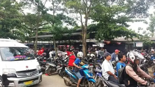Warga Komplek Bumi Indah Pasar Kemis Mengeluh Kontes Burung Akibatkan Jalan Macet Warga Komplek Bumi Indah Pasar Kemis Mengeluh Kontes Burung Akibatkan Jalan Macet