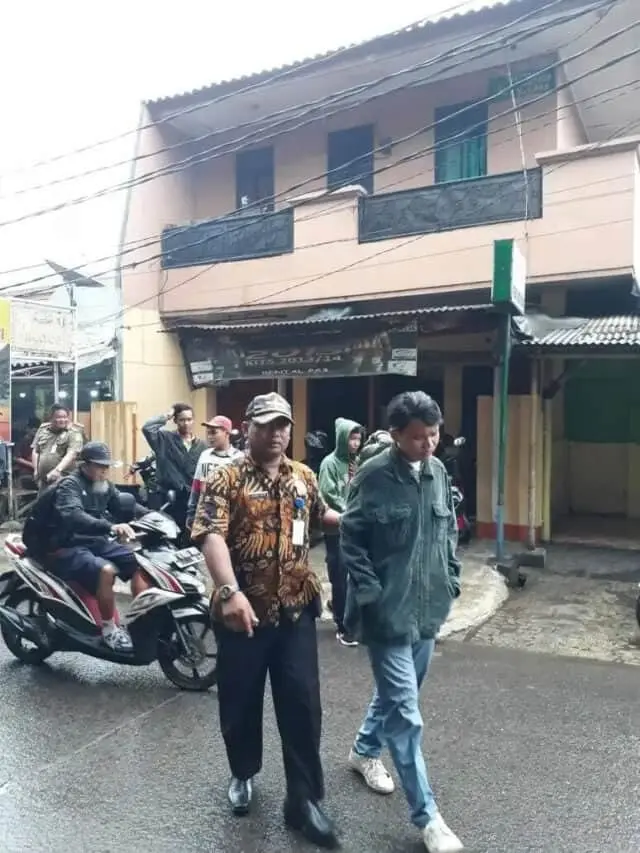Pelajar Berseragam Main Game Online di Warnet Dijaring Satpol PP Pelajar Berseragam Main Game Online di Warnet Dijaring Satpol PP