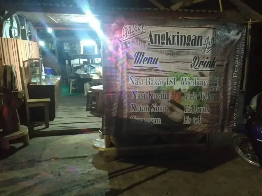 Galeri Angkringan Antique Marga Rimba dari Nasi Kucing hingga Benda Seni Galeri Angkringan Antique Marga Rimba dari Nasi Kucing hingga Benda Seni