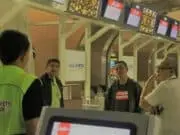 Bos Bandara Soetta Pakai Jaket Bomber Saat Pemindahan Air Asia Dilakukan Dini Hari Bos Bandara Soetta Pakai Jaket Bomber Saat Pemindahan Air Asia Dilakukan Dini Hari
