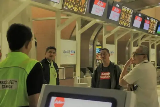 Bos Bandara Soetta Pakai Jaket Bomber Saat Pemindahan Air Asia Dilakukan Dini Hari Bos Bandara Soetta Pakai Jaket Bomber Saat Pemindahan Air Asia Dilakukan Dini Hari