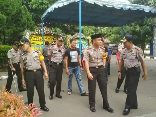 Kapolres Metro Tangerang Kota Sempatkan Melayat ke Rumah Duka Brigjen Pol Raden Muktar Pangabean Kapolres Metro Tangerang Kota Sempatkan Melayat ke Rumah Duka Brigjen Pol Raden Muktar Pangabean