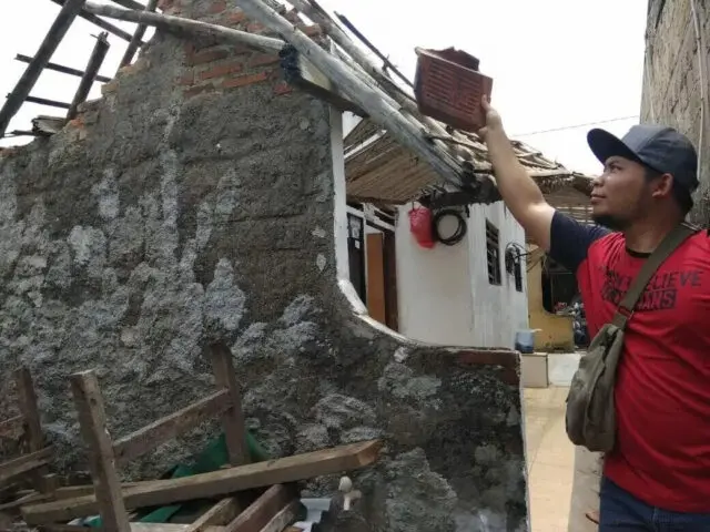 Cerita Mencekam Saat Gempa Meluluh Lantakan Rumah Warga di Tangerang Cerita Mencekam Saat Gempa Meluluh Lantakan Rumah Warga di Tangerang