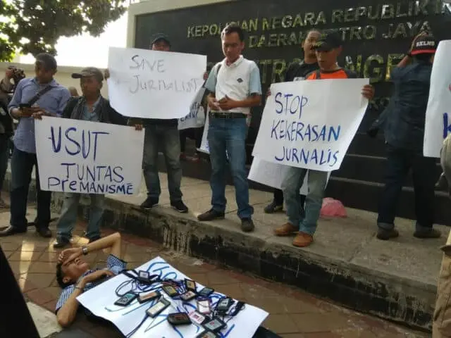 Dikeroyok saat Bertugas, Demonstran Tuntut Polisi Usut Kasus Kekerasan Terhadap Wartawan Dikeroyok saat Bertugas, Demonstran Tuntut Polisi Usut Kasus Kekerasan Terhadap Wartawan