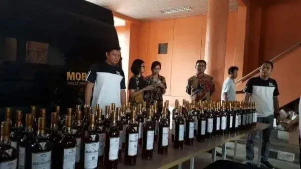 Bea Cukai Bandara Soetta Musnahkan Botol Miras
