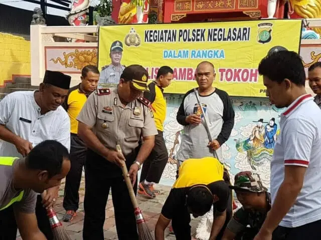 Kapolsek Neglasari Ajak Anggota Polisi Kerja Bakti Bersihkan Vihara Kapolsek Neglasari Ajak Anggota Polisi Kerja Bakti Bersihkan Vihara