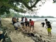 Gerakan Peduli Lingkungan di Pesisir Pantai Sambolo Gerakan Peduli Lingkungan di Pesisir Pantai Sambolo