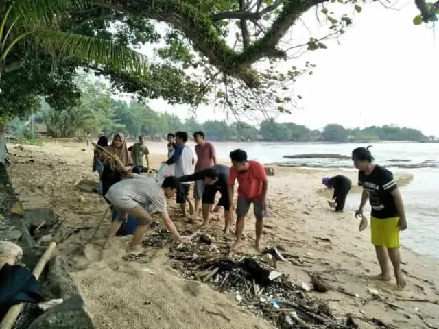 Gerakan Peduli Lingkungan di Pesisir Pantai Sambolo Gerakan Peduli Lingkungan di Pesisir Pantai Sambolo
