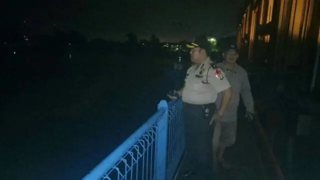 Pasca Hujan Deras, Kapolsek Karawaci Monitoring Pintu Air 10 Pasca Hujan Deras, Kapolsek Karawaci Monitoring Pintu Air 10