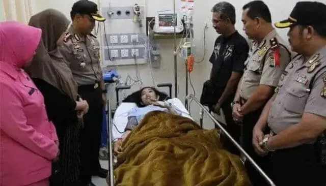 Korban Ambruknya Tembok Underpass Bandara Soetta Dijenguk Kapolres Metro Tangerang Korban Ambruknya Tembok Underpass Bandara Soetta Dijenguk Kapolres Metro Tangerang