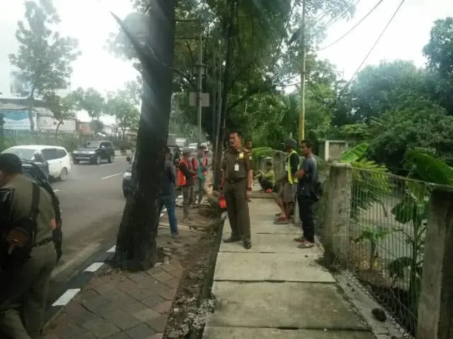 Tak Milik Ijin, Pemancangan Tiang Utilitas Kabel Udara PT MAP Dihentikan Tim Paku Bumi Satpol PP Tak Milik Ijin, Pemancangan Tiang Utilitas Kabel Udara PT MAP Dihentikan Tim Paku Bumi Satpol PP