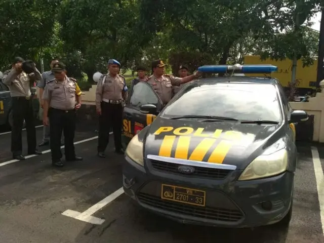 Kapolsek Neglasari Teliti Periksa Kendaraan Dinas Patroli Kapolsek Neglasari Teliti Periksa Kendaraan Dinas Patroli
