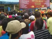 Jelang Imlek Ribuan Warga Antri Sembako dan Angpao di Wihara Tri Maha Dharma Tangerang Jelang Imlek Ribuan Warga Antri Sembako dan Angpao di Wihara Tri Maha Dharma Tangerang