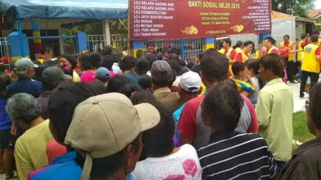 Jelang Imlek Ribuan Warga Antri Sembako dan Angpao di Wihara Tri Maha Dharma Tangerang Jelang Imlek Ribuan Warga Antri Sembako dan Angpao di Wihara Tri Maha Dharma Tangerang