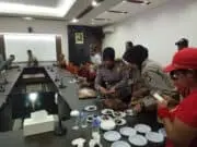 Kapolres Metro Tangerang Kota Berikan Kejutan di Hari Pers Nasional kepada Wartawan Kapolres Metro Tangerang Kota Berikan Kejutan di Hari Pers Nasional kepada Wartawan