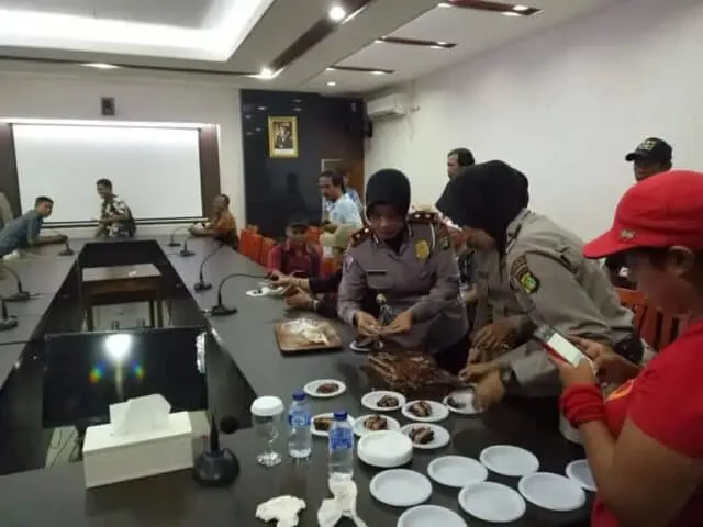 Kapolres Metro Tangerang Kota Berikan Kejutan di Hari Pers Nasional kepada Wartawan Kapolres Metro Tangerang Kota Berikan Kejutan di Hari Pers Nasional kepada Wartawan