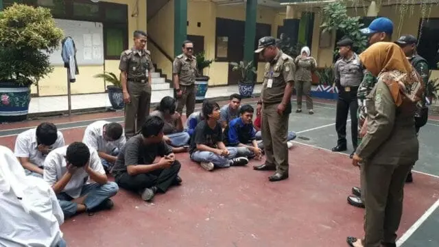 Satpol PP Jaring 12 Pelajar Bolos Sekolah Asyik Main Game Online di Warnet Satpol PP Jaring 12 Pelajar Bolos Sekolah Asyik Main Game Online di Warnet