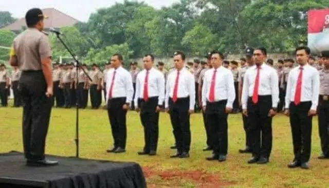 Kapolres Tangerang Selatan Beri Penghargaan 16 Personel Jajarannya Kapolres Tangerang Selatan Beri Penghargaan 16 Personel Jajarannya