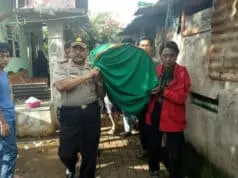 Kapolsek Karawaci Gotong Keranda Jenazah Korban Tenggelam di Tangerang Kota